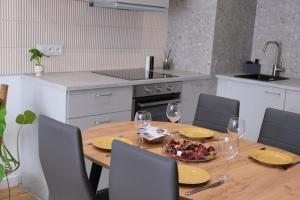 Kuchnia lub aneks kuchenny w obiekcie Apartments Space and More, Dmowskiego - 20 minut do RYNKU, Self Check-In 24H, Parking
