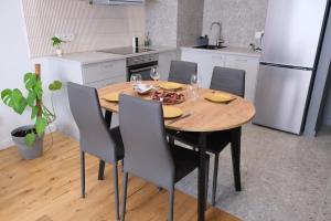 Kuchnia lub aneks kuchenny w obiekcie Apartments Space and More, Dmowskiego - 20 minut do RYNKU, Self Check-In 24H, Parking