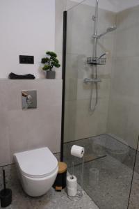 Łazienka w obiekcie Apartments Space and More, Dmowskiego - 20 minut do RYNKU, Self Check-In 24H, Parking