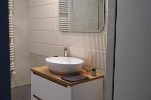 Łazienka w obiekcie Apartments Space and More, Dmowskiego - 20 minut do RYNKU, Self Check-In 24H, Parking