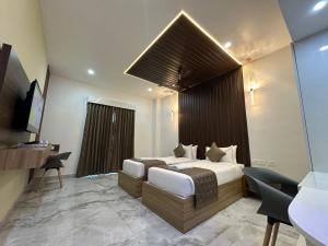 Un televizor și/sau centru de divertisment la Silver Stone Park Resort, Kovilpatti