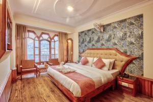 a bedroom with a large bed in a room at Hotel Ibex in Manāli