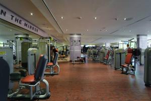 Fitnes oz. oprema za telovadbo v nastanitvi FIRST CLASS 1BR Anantara The Palm Hotel