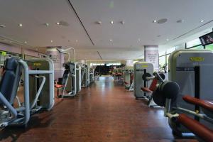 Fitnes oz. oprema za telovadbo v nastanitvi FIRST CLASS 1BR Anantara The Palm Hotel