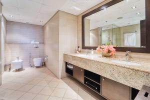 Kopalnica v nastanitvi FIRST CLASS 1BR Anantara The Palm Hotel