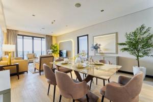 una sala da pranzo e un soggiorno con tavolo e sedie di FIRST CLASS 1BR Anantara The Palm Hotel a Dubai