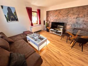 a living room with a couch and a table at Ferienwohnung mit Gartennutzung, Garage und Wallbox in Habrachćicy