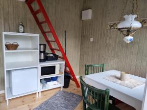 Kuchyň nebo kuchyňský kout v ubytování Klåveröd logi & café