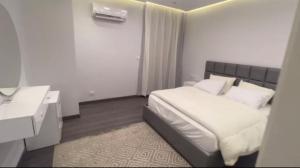 Postel nebo postele na pokoji v ubytování بيفرلي هيلز الشيخ زايد