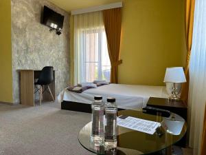 Postel nebo postele na pokoji v ubytování Complex MONACO HOTEL & CASINO