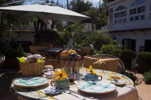 A garden outside Il Giardino dell'Arte
