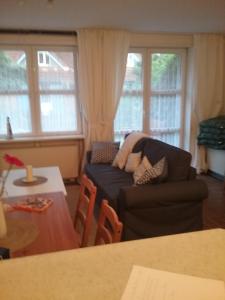 a living room with a couch and a table at Ferienwohnung im Kapitänsgarten in Prerow in Prerow