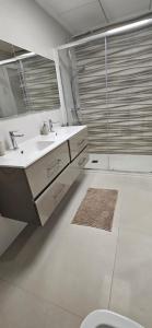 Et badeværelse på Santa Pola Hills + 6 billeder