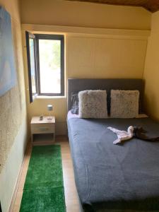 a bedroom with a large bed with a green rug at Apartman Lea in Vela Luka