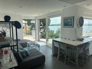 Χώρος καθιστικού στο Villa Seawave - on the beach!