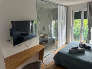 Μια τηλεόραση ή/και κέντρο ψυχαγωγίας στο Villa Seawave - on the beach!