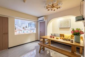 TV a/nebo společenská místnost v ubytování Guangzhou He She Art Apartment
