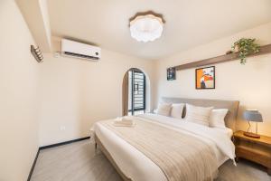 Postel nebo postele na pokoji v ubytování Guangzhou He She Art Apartment