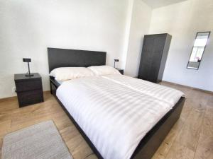 Postel nebo postele na pokoji v ubytování Isabel's Suites