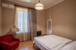 Ένα ή περισσότερα κρεβάτια σε δωμάτιο στο სასტუმრო ამელი/Hotel Ameli