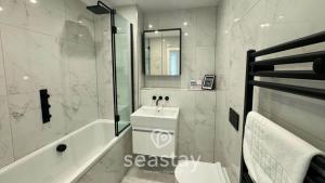 Ванная комната в Sunrise Escape 2 Bed Inc Parking