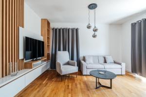 Televisyen dan/atau pusat hiburan di Olive Tree Apartments by In Property