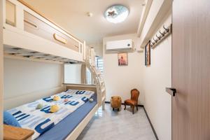 Postel nebo postele na pokoji v ubytování Guangzhou He She Art Apartment