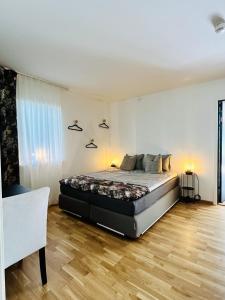 a bedroom with a bed and a white wall at Brukshotellet in Ekeby