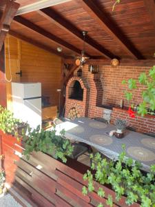 an outdoor patio with a brick pizza oven at Casa Vonvea in Ocna Şugatag