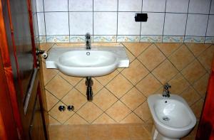 a bathroom with a sink and a toilet at Agriturismo Nakelia in Zambrone
