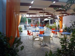 Reštaurácia alebo iné gastronomické zariadenie v ubytovaní Tsolakis Studios & Apartments