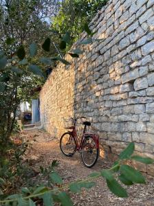ベラトにあるElli's Villaの煉瓦の壁の横に駐輪場 +32枚の写真