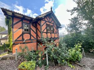 a small house in the middle of a garden at Ferienhaus Villa Frosch in Meiningen
