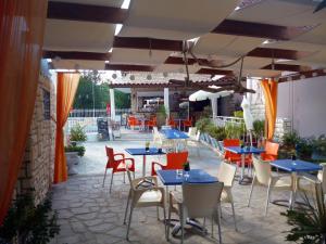 Reštaurácia alebo iné gastronomické zariadenie v ubytovaní Tsolakis Studios & Apartments