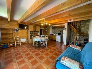 Mont-RocGite LA LICORNE的客厅里有一张蓝色的沙发和一张桌子