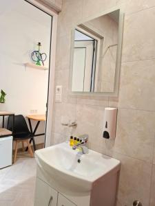 Ένα μπάνιο στο Style Apartment with Courtyard +154 φωτογραφίες