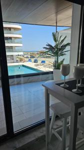 a table and chairs with a view of a pool at Eva Del Mar 1, vedere la mare-parcare gratuita in Mamaia