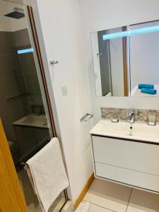 Koupelna v ubytování SPECIAL OFFER Prime Seafront Apartment in Latitude, Black River 100 Mbps fast internet connection