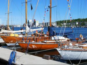un gruppo di barche ormeggiate in un porto di Haus Weitblick Emil a Flensburgo