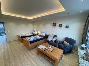 un soggiorno con un divano e un tavolo di Haus Weitblick Emil a Flensburgo