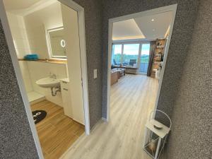 un bagno con lavandino e specchio di Haus Weitblick Emil a Flensburgo Altre 18 foto