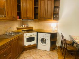 Η κουζίνα ή μικρή κουζίνα στο Cozy oldtown apartment next of Town hall square