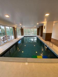 een groot zwembad in een gebouw bij Lindo flat no Serra Class in Canela