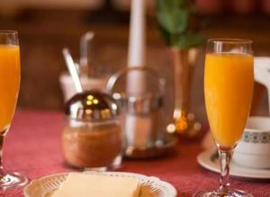 due bicchieri di succo d'arancia e un piatto di formaggio di Haus Petersmann a Ramsau am Dachstein