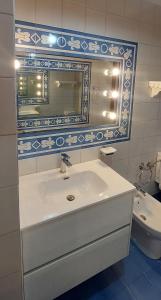 Un baño con lavabo, espejo e inodoro. en B&B Bixio 34, en Reggio Calabria 62 fotos más