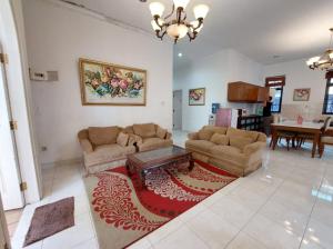 Χώρος καθιστικού στο Villa puncak bogor 4 Kamar tidur with privat pool at kota bunga