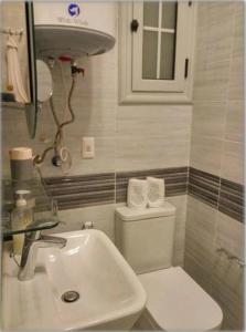 Koupelna v ubytování Luxury Nile Maadi Cairo Apartment + 14 fotografií