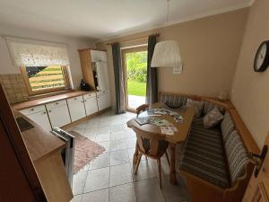 een woonkamer met een bank en een tafel bij Apartment Troger in Fieberbrunn