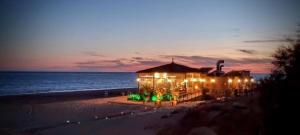 een gebouw op het strand 's nachts met verlichting bij Rincón del Atlántico in Rota