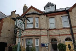 una casa con un cartello davanti di Acorn Guest House a Cambridge